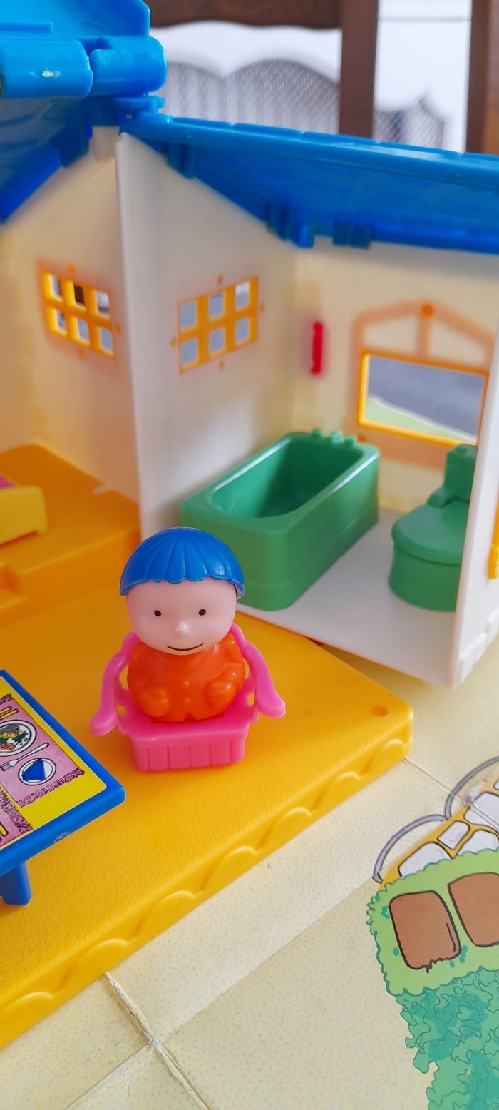 Maison avec personnages et accessoires - photo numéro 5