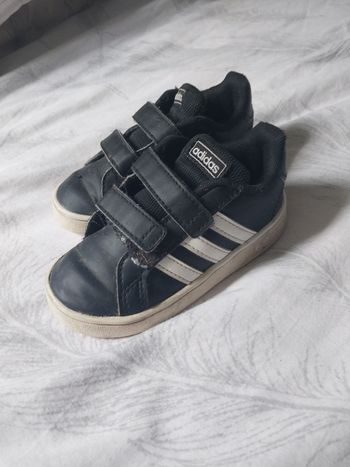 Baskets bébé Adidas – Pointure 23 – Scratchs