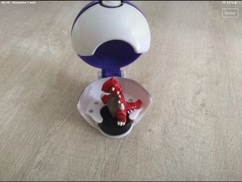 Très rare pokeball avec figurine
