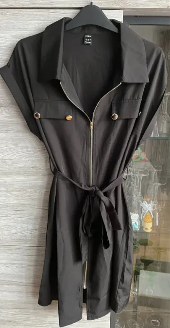 Robe noire avec ceinture / S 36
