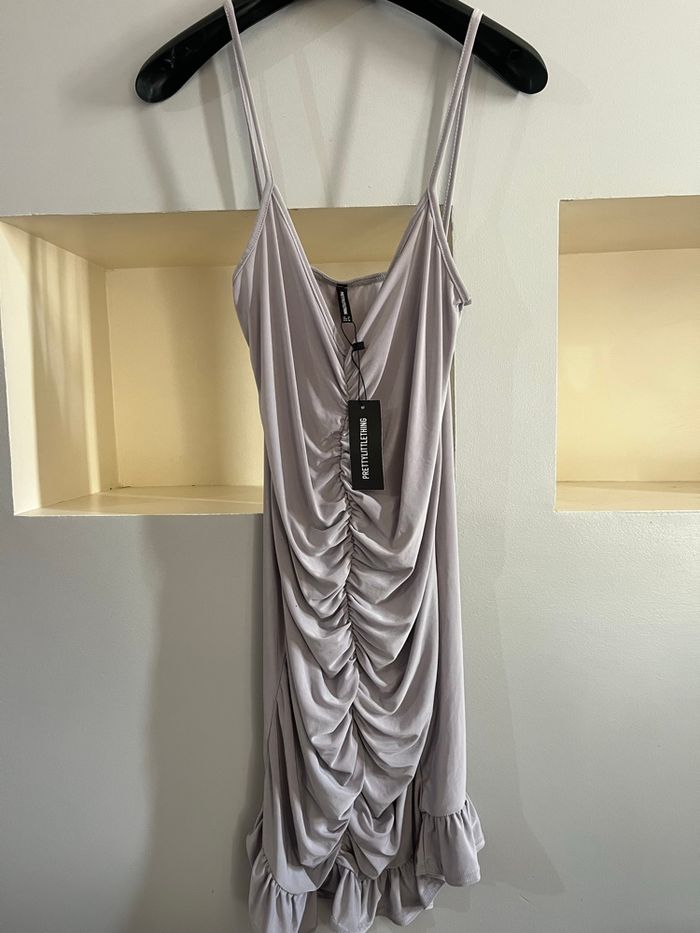 Robe satinée grise PrettyLittleThing neuve avec étiquette – Taille 40 Robe chic - photo numéro 2