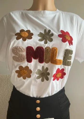 T-shirt « SMILE » et fleurs brodées taille S/M