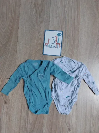 Lot 2 bodies croisés Kiabi 3 mois
