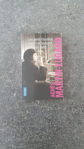 Les gens heureux lisent et boivent du café