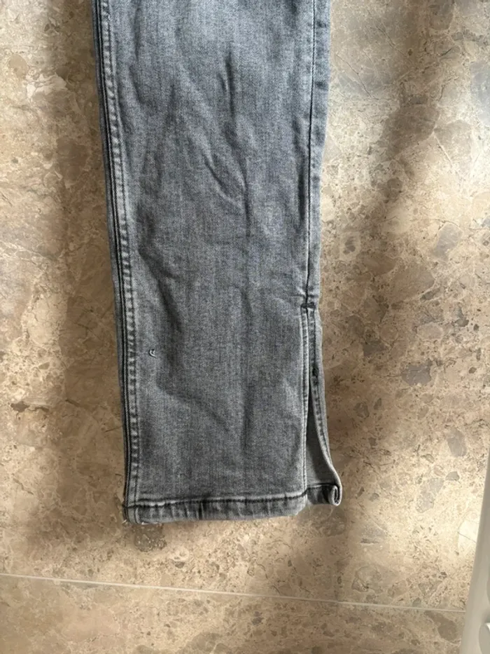 Jean gris Zara légèrement évasé et ouvert - photo numéro 4