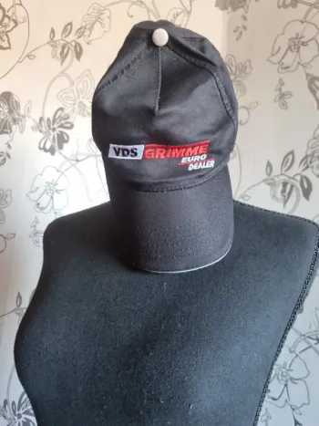 Casquette noire grimme