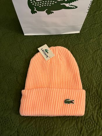 Bonnet Lacoste rose neuf