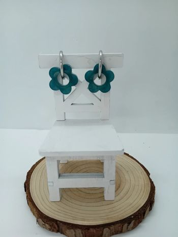 Boucles d'oreilles anneaux fleurs résine