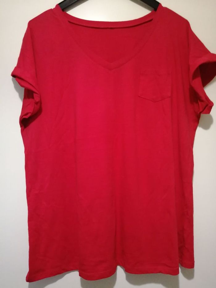 Tee shirt à manches courtes rouge. Taille 42/44.