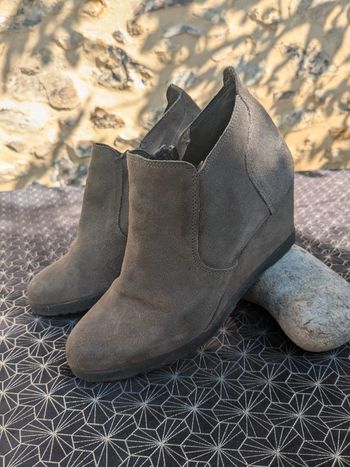 Bottine de la marque Minelli en daim poiture 38.