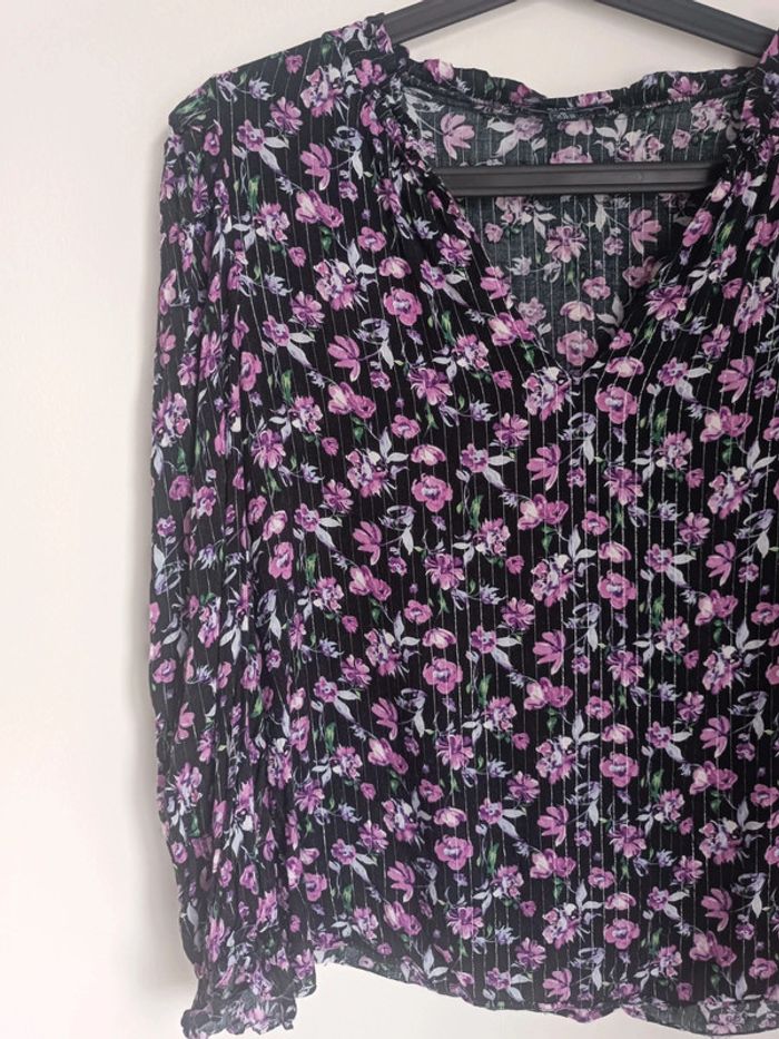 Blouse noire à fleurs Kiabi Taille M En très bon état - photo numéro 2