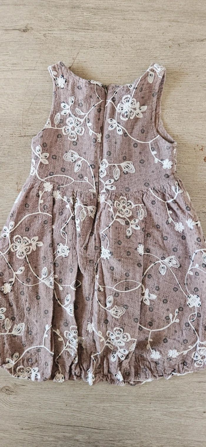 Jolie robe courte d été beige clair/beige foncé, taille 4/5 ans - photo numéro 5