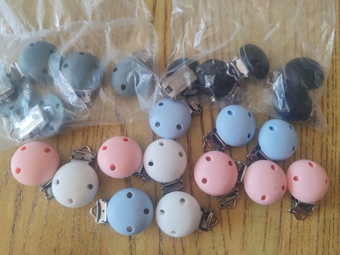 Clips pour attache tétine