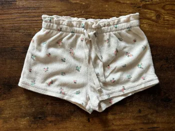 Short en éponge avec petites fleurs pastel