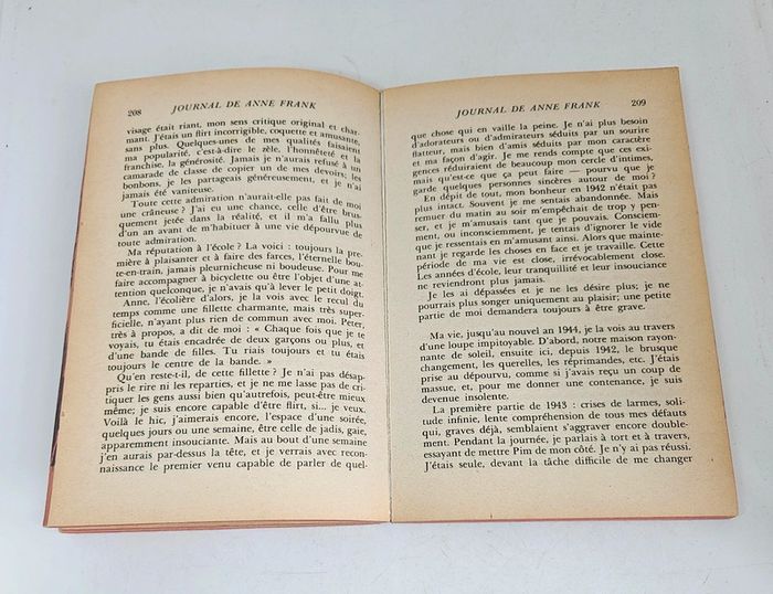 "Le journal de Anne Frank".
318 pages.
ISBN : 2.253.00127.9 - photo numéro 5