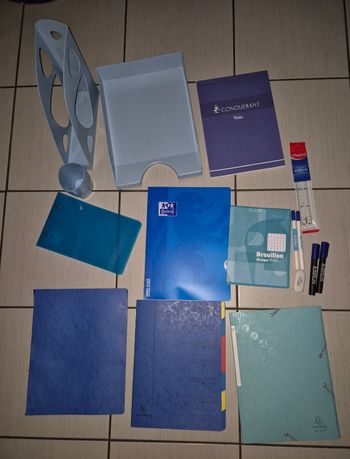 Fournitures scolaires bleues