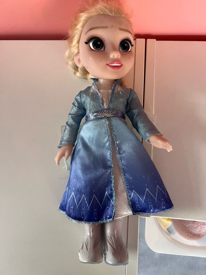 Poupée Elsa Reine des neiges officielle disney