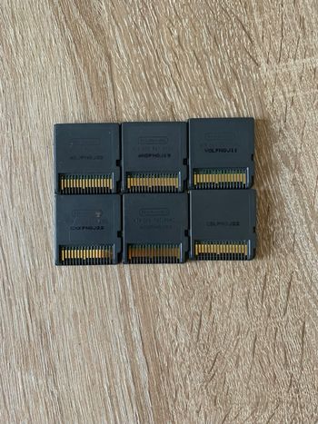 Lot de jeux ds + une boîte de rangement des jeux