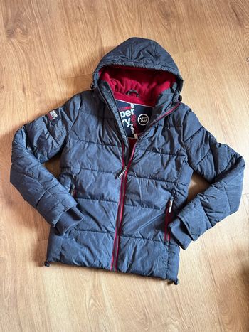 Doudoune à capuche Superdry bleu marine et rouge 