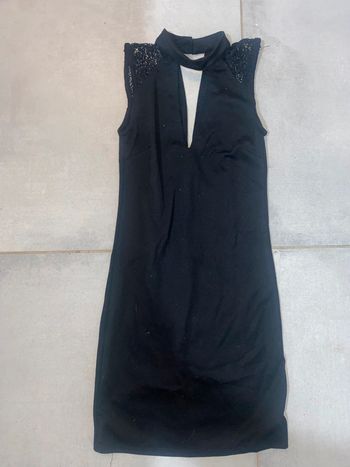 Robe noir broderie sur les épaules taille L