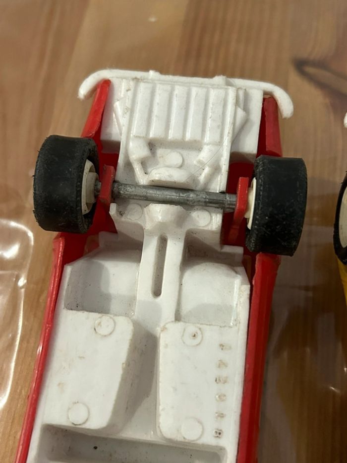 Lot de 2 anciennes chevrolets corvette Tonka en plastique  jaune et rouge 1/24 1970 - photo numéro 8