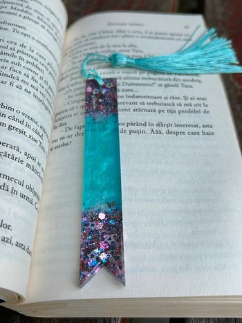 Marque page turquoise en résine