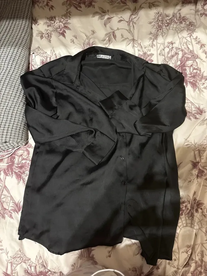 Chemise en satin noir Zara taille L