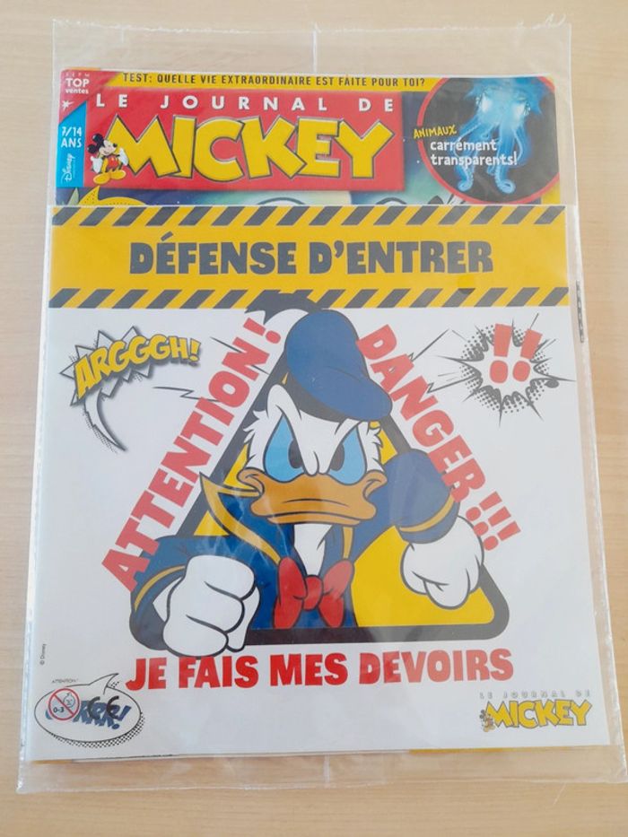 Magazine le Journal de Mickey et un autocollant défense d'entrer neufs