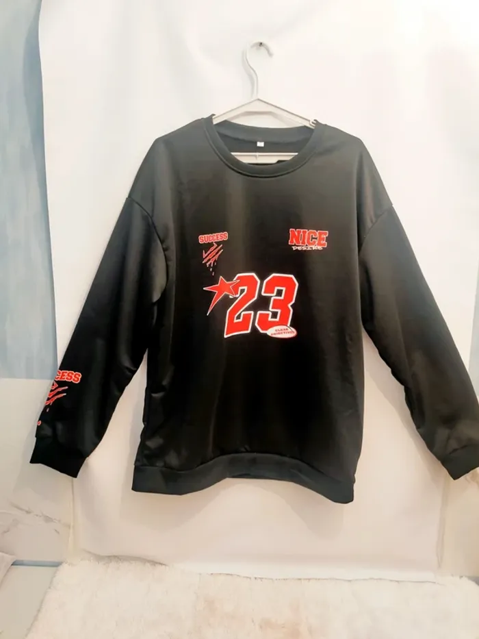 Sweat noir a motifs rouge taille L
