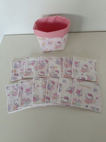 Panier et 12 lingettes démaquillantes 10 x 10 cm motif Hello Kitty et fleurs