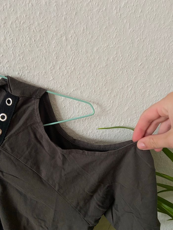 Haut kaki épaule dénudée - photo numéro 3