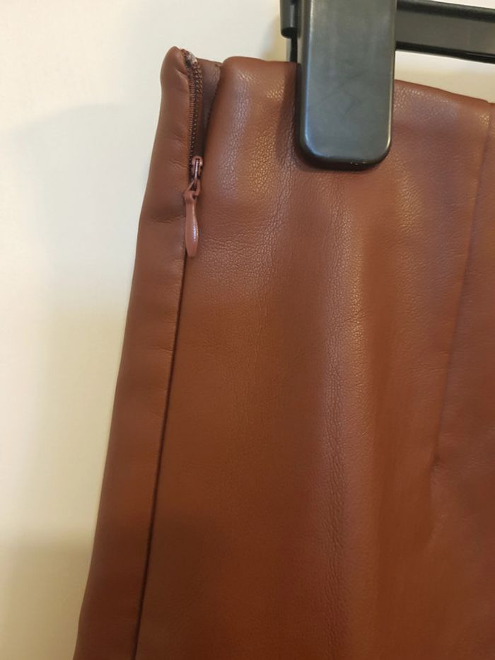 mini jupe en simili cuir marron - photo numéro 4