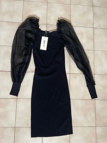 Robe tube moulante noire avec manches transparentes bouffantes
