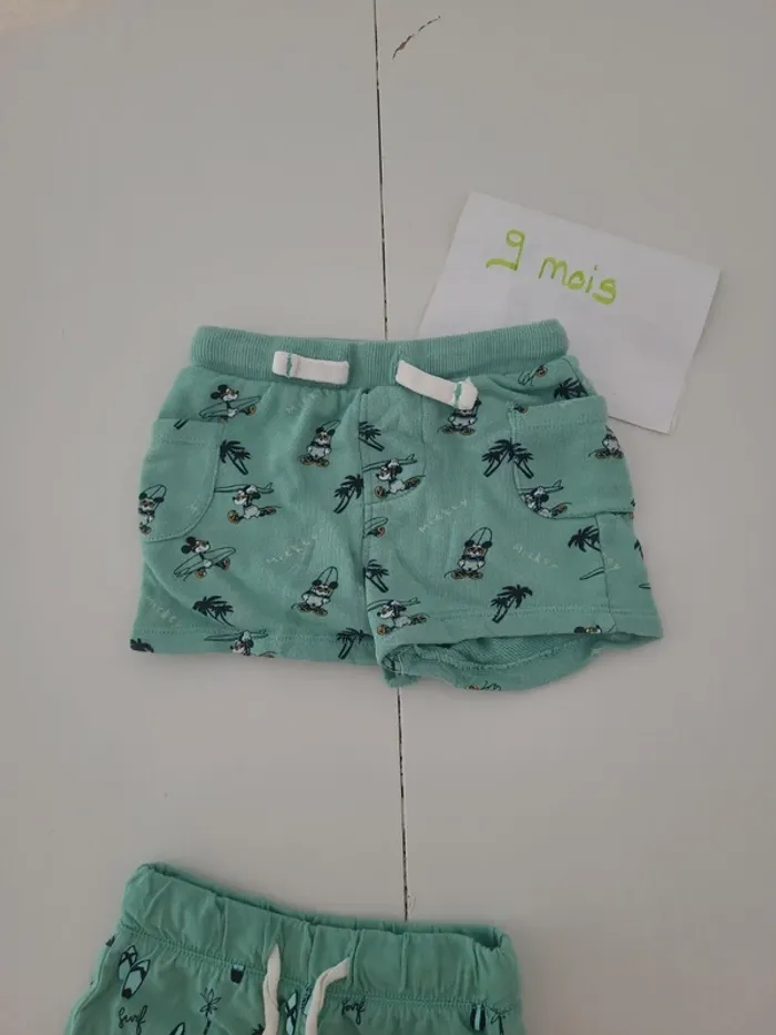 Lot de 2 shorts vert motif taille 9 mois disney/kiabi - photo numéro 2