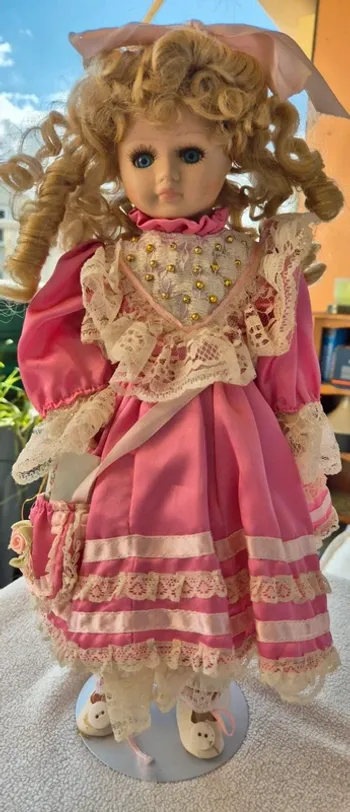 Poupée en porcelaine