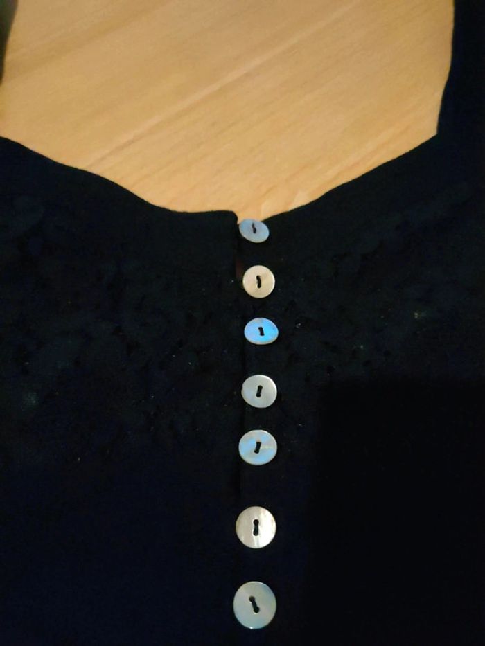 Top à dentelle et coton opaque et boutons en nacre - photo numéro 3