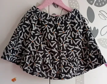 Jupe doublée en velours noir fleuri