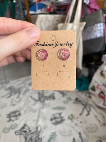 Boucles d’oreilles roses.