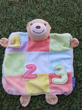 Doudou marionnette tête ours mouchoir, carré,  chiffre 1,2,3,  kaloo , rouge, bleu, jaune, étiquette bleu, pattes marron