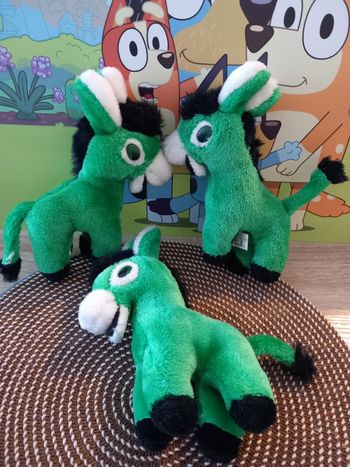 3 peluches ânes vertbaudet 
