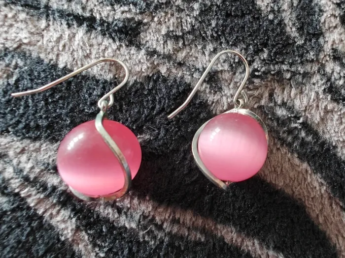 Lots de deux paires de boucles d'oreilles boules pendantes - photo numéro 3