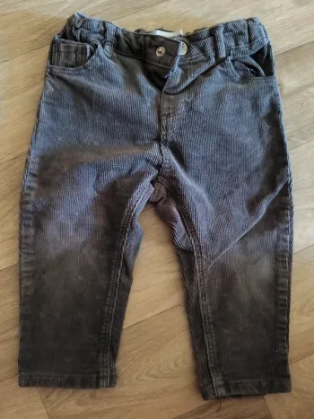 Jean velours a fleurs taille 9-12 mois marque Zara