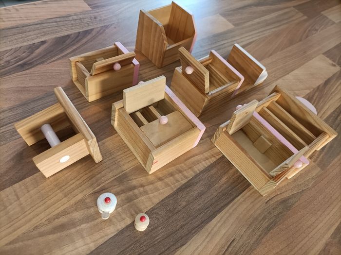 Petits meubles en bois pour maison poupée ou lutins farceurs - photo numéro 5