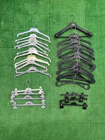 Lot 35 cintres vêtements – t-shirts, vestes et pantalons