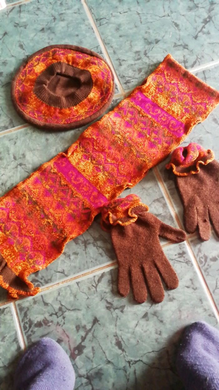 Jolie ensemble écharpe gants beret