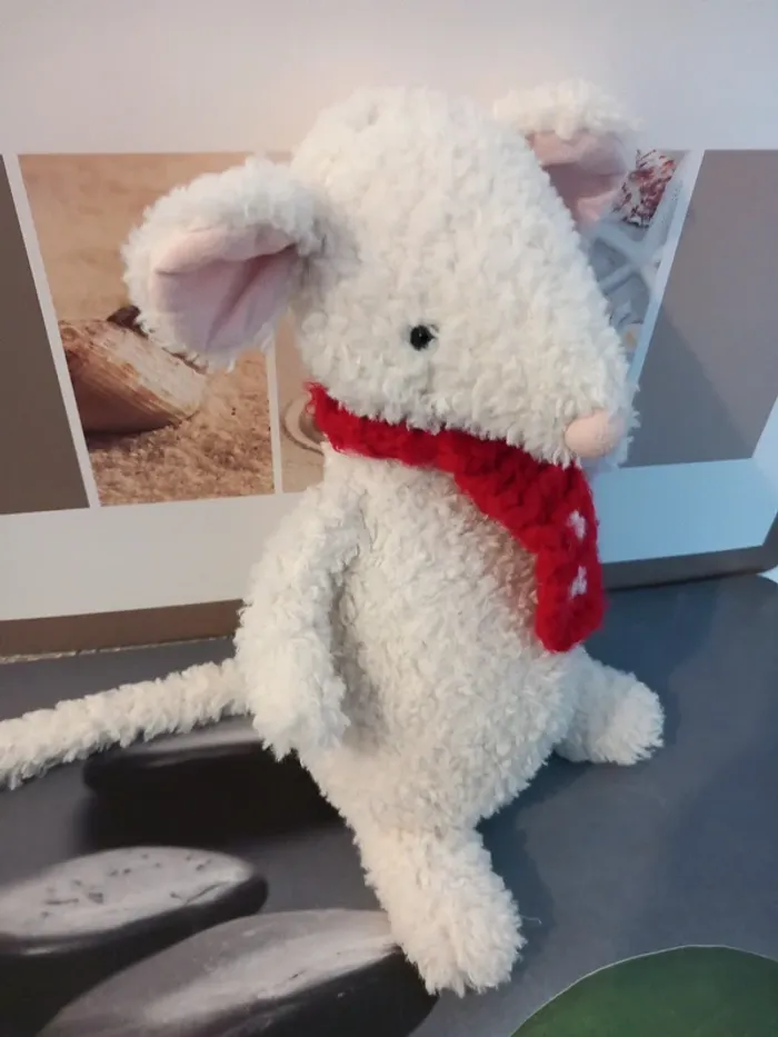 Peluche doudou souris Jellycat avec son écharpe 28cm - photo numéro 3