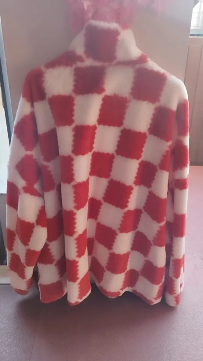 Veste duveteuse à damier rouge et blanche - photo numéro 4