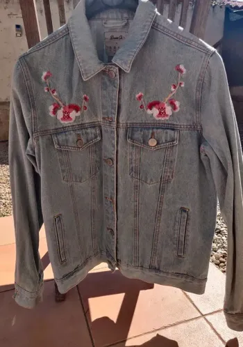 Veste en jean avec broderies