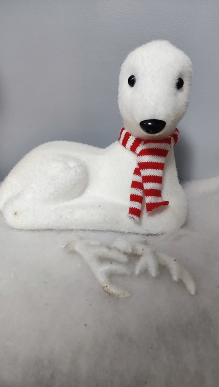 Renne décoratif de Noël blanc avec écharpe rouge - photo numéro 2