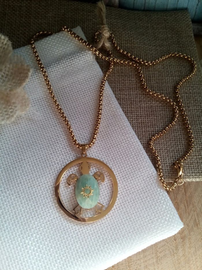 Collier long tortue et pierre d'amazonite naturelle à facettes